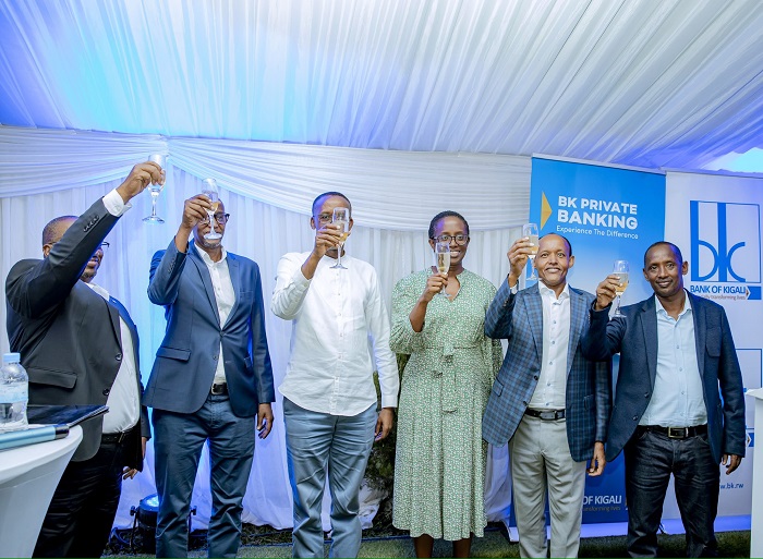 Ubuyobozi bufatanyije n'abakiriya ba BK bifatanyije kwishimira ishami rishya rya Private Banking ryafunguwe kuri MTN Centre