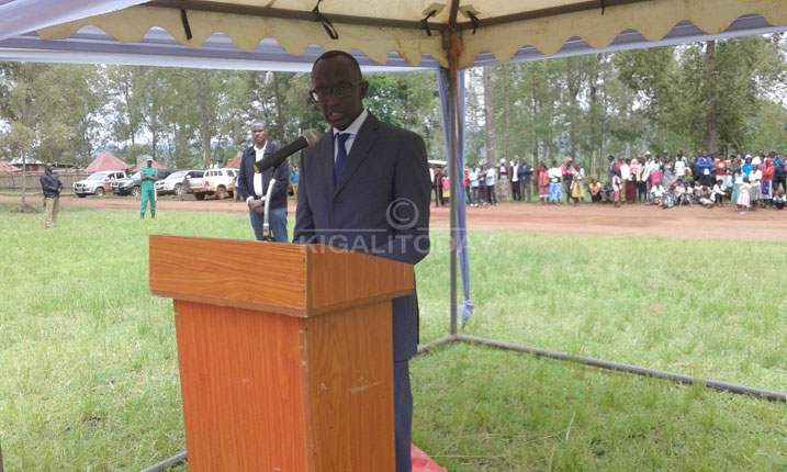 Perezida w'urukiko rw'ikirenga Prof Sam Rugege ubwo yasuraga urwibutso rwa Nyarubuye