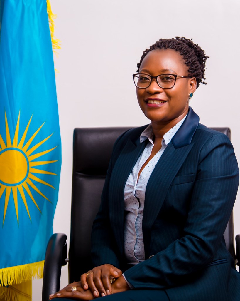 Prof Bayisenge Jeannette wari Minisitiri w'Uburinganire n'Umuryango yagizwe Minisitiri w'Abakozi ba Leta n'Umurimo, asimbuye Madamu Rwanyindo Kayirangwa Fanfan