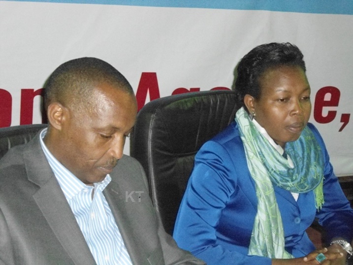 Prof. Masabo Francois na Mbabazi Justine, bari mu biganiro i Huye muri Kaminuza.