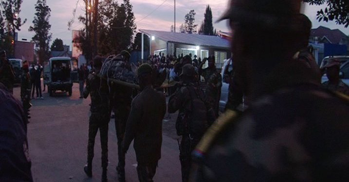 Umurambo wagejejwe ku mupaka ushyikirizwa ingabo za Congo. Imodoka mureba hakurya ni ambulance y