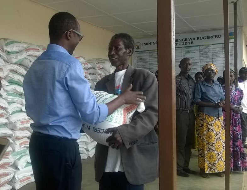 Guverineri Munyantwari ashyikiriza uwacitse kw'icumu rya Jenoside amafunguro bagenewe na PSF