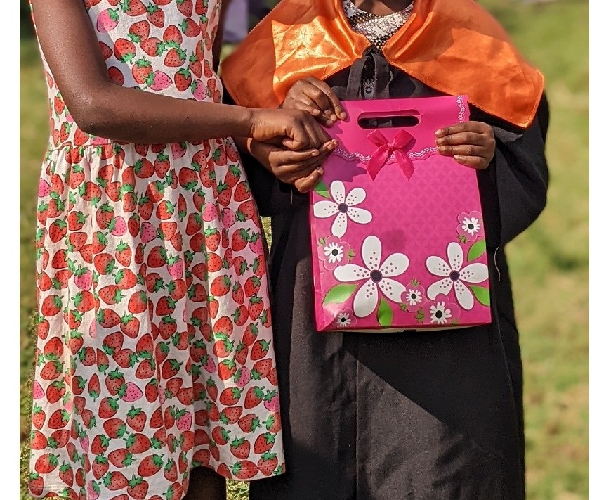 Abandi bana bamuha impano