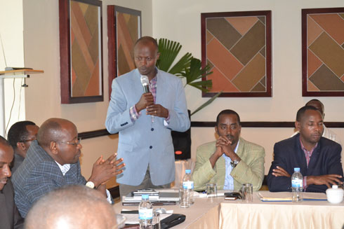 Umuyobozi wa RALGA, Kangwagye Justus, ageza ijambo ku bitabiriye umwiherero.