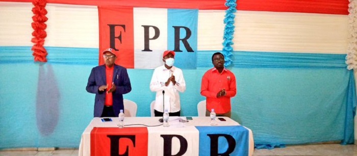 Ramuli Janvier Chairman wa RPF Inkotanyi mu Karere ka Musanze(uri hagati) yasabye urubyiruko gukoresha neza ubumenyi bahawe basigasira ibyo Igihugu cyagezeho