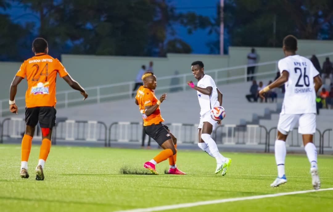 Ravel Djoumeku wa Gasogi United ahanganye na ba myugariro ba APR FC 