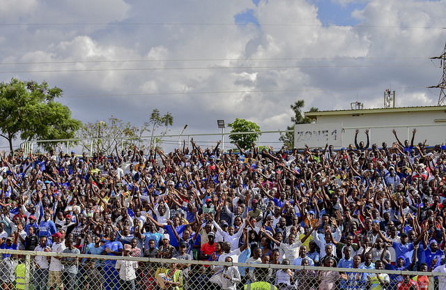 Indirimbo ya Senderi iba isingiza uburyo abafana ba Rayon bafana bakoma amashyi ....