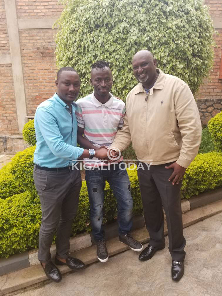 Perezida w'Amagaju ashyikiriza Perezida wa Rayons Tchabalala