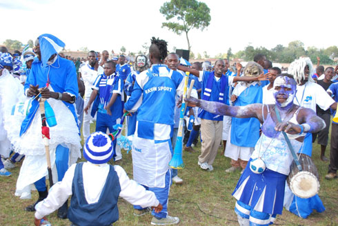 Bamwe mu bafana bari bambaye mu buryo budasanzwe.