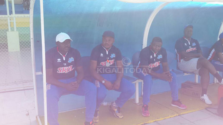 Nshimiyimana Maurice bita Maso (wambaye ingofero y'umweru ni we wari umutoza mukuru kuri uyu mukino