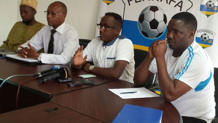 Gacinya Denis (hagati), Perezida wa Rayon Sports yavuze ko kuba batarahawe igikombe ntacyo byabatwaye kandi mbere barabyinubiye