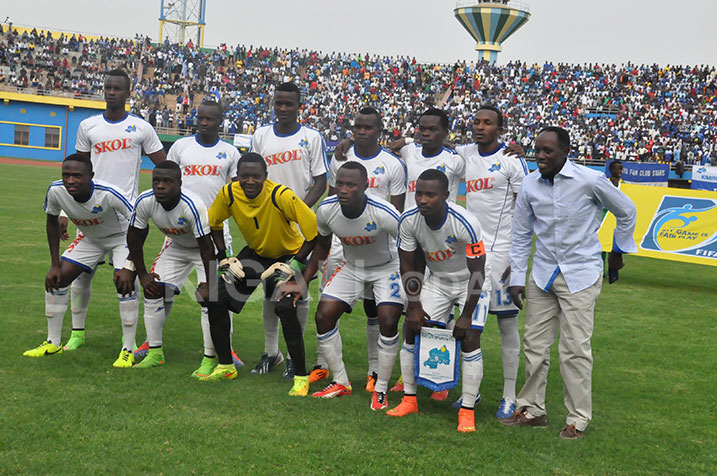 Abakinnyi ba Rayon Sport babanje mu kibuga.