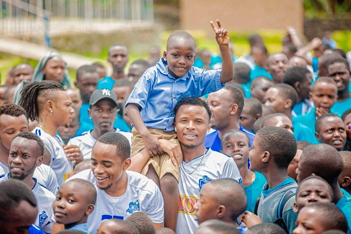 Mbirizi Eric ateruye umwe mu bana biga kuri iri shuri