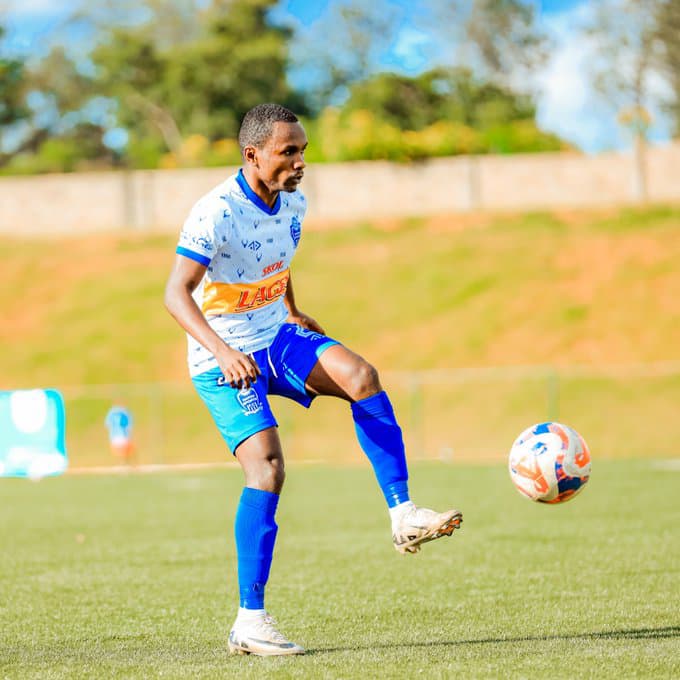 Myugariro w'iburyo, Serumogo Ali Omar wari wahinduriwe umwanya yigizwa imbere