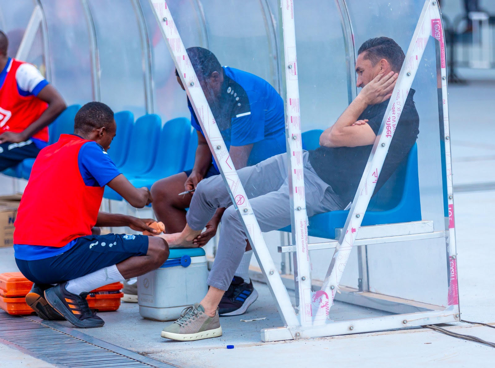 Umutoza wa Rayon Sports Yamen Zelfani aha yavurwaga nyuma yo gukandagirwa n'umukinnyi wa Gorilla Fc