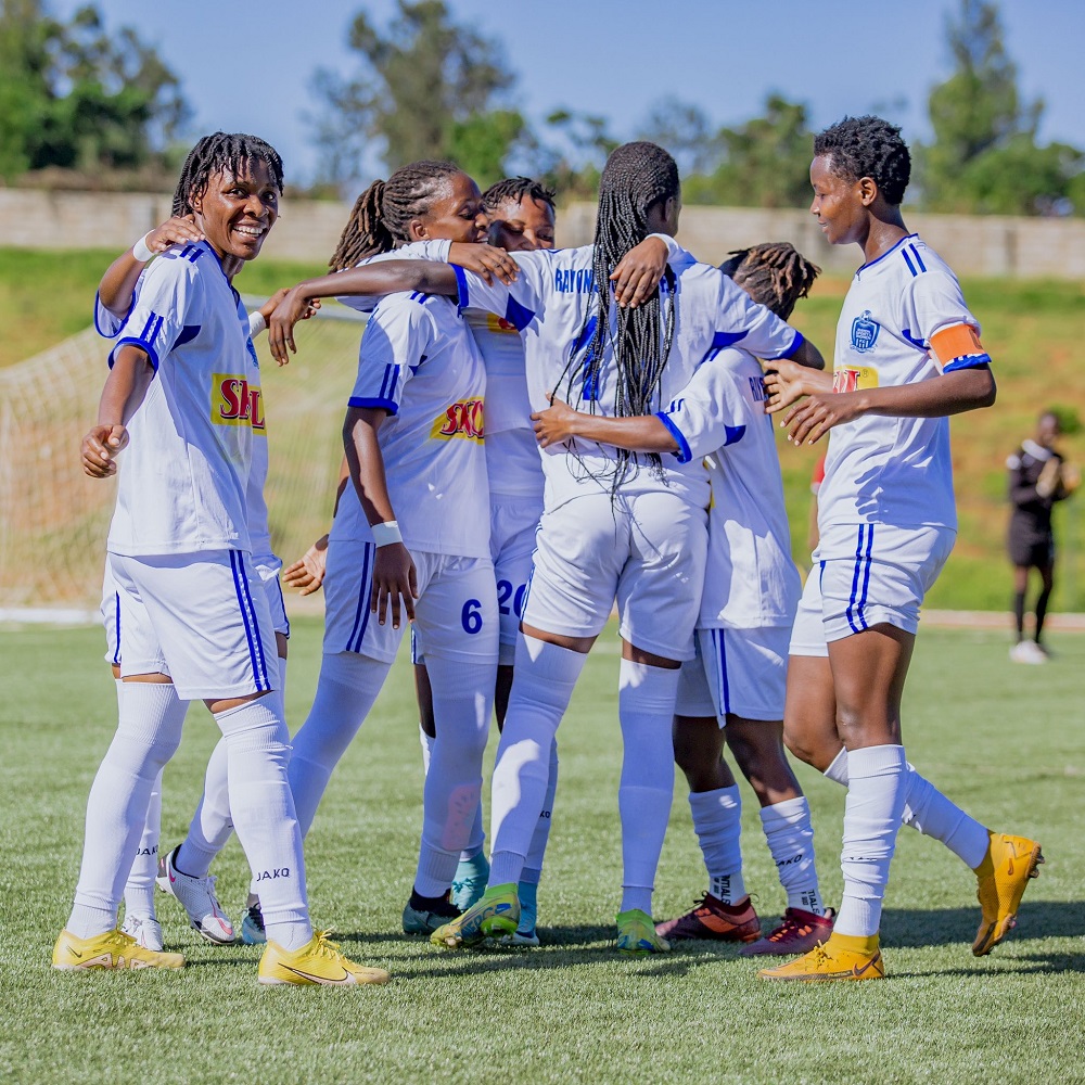 Abakinnyi ba Rayon Sports bishimira igitego bari batsinze 