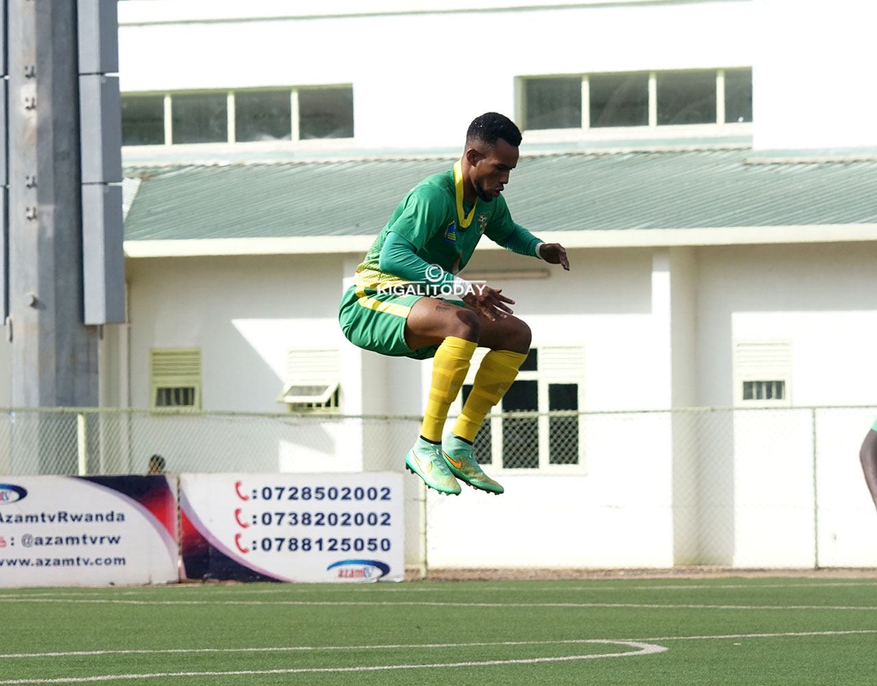 Ngandu Omar yishyushya mbere y'uko umukino utangira