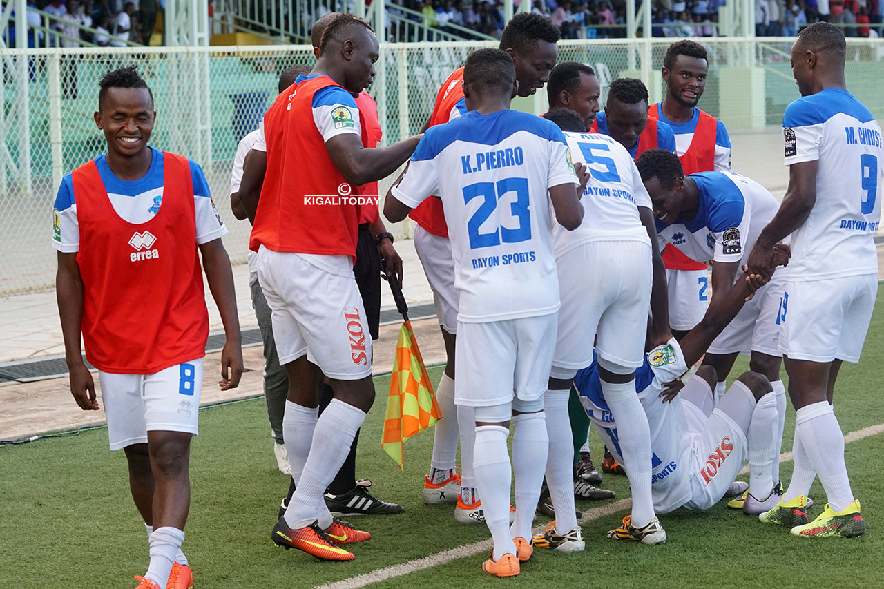 Abakinnyi ba Rayon Sports bishimira igitego 