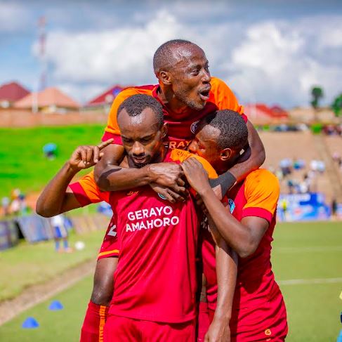 Abakinnyi ba Police FC bishimira igitego cya Danny Usengimana