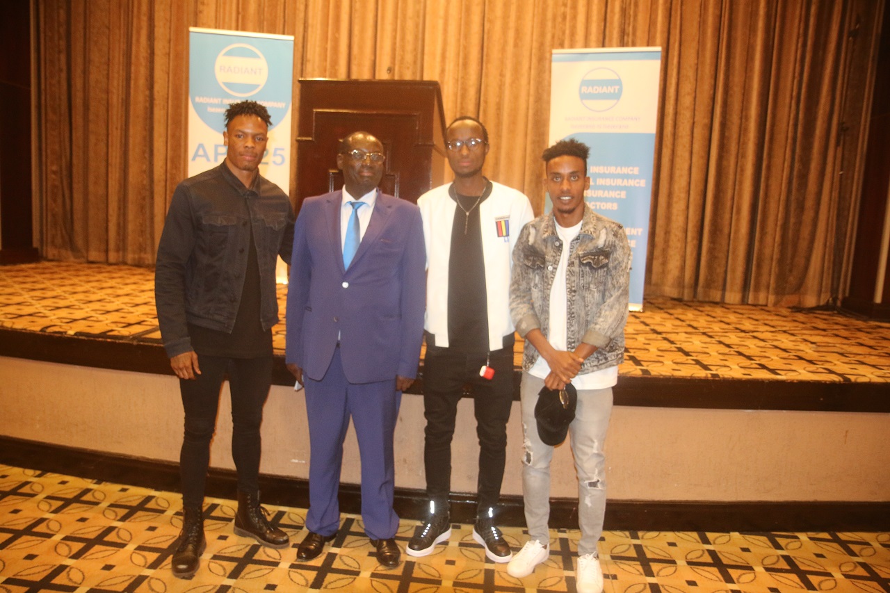 Umuyobozi wa Sosiyete ya Radiant Marc Rugenera hamwe n'abakinnyi ba Rayon Sports