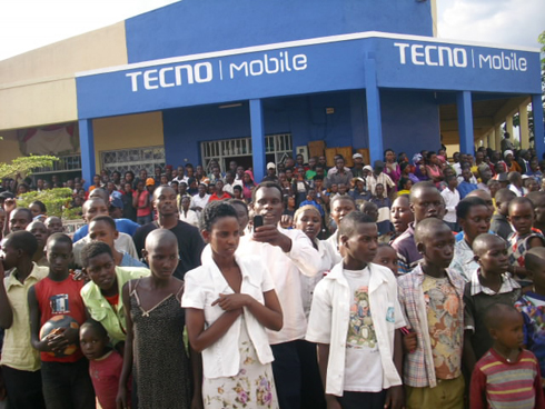 Ubwo Rayon Sport yageraga mu karere ka Nyanza abantu bari buzuye imihanda yo mu mujyi rwagati bashungereye ubwinshi bw