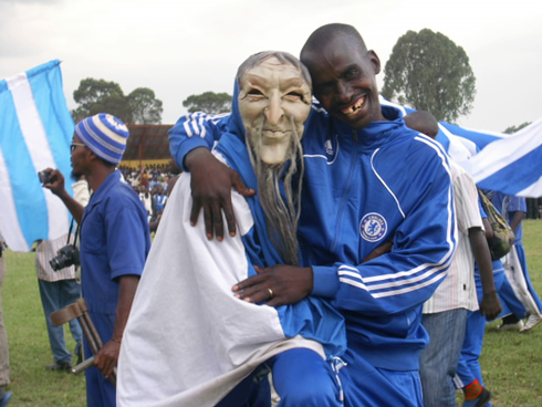 Abenshi mu bafana bayo bari bihindanyije mu maso bifashishije amabara agize ikipe ya Rayon Sport. 