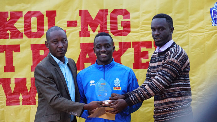 Bizimana Yannick yashyikirijwe igihembo na Cyiza Richard (Umubitsi wa Rayon Sports) ndetse na Tuyishimwe Kharim ushinzwe itangazamakuru muri Skol