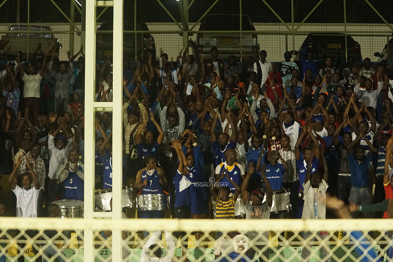 Abafana bishimira igitego cya Pierrot