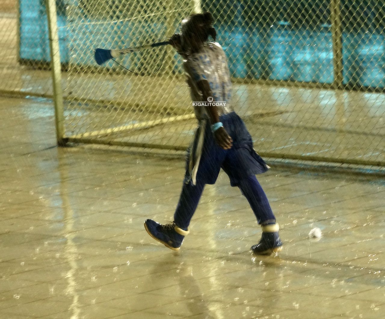 Umufana yemeye imvura ayitega ibitugu ariko avuza Vuvuzela