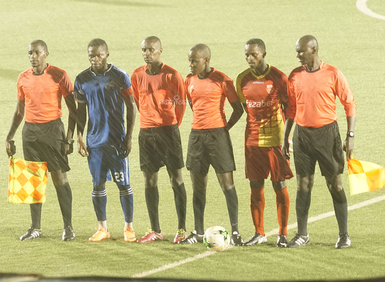 Mbere y'umukino aba Kaiteni bafata ifoto n'abasifuzi