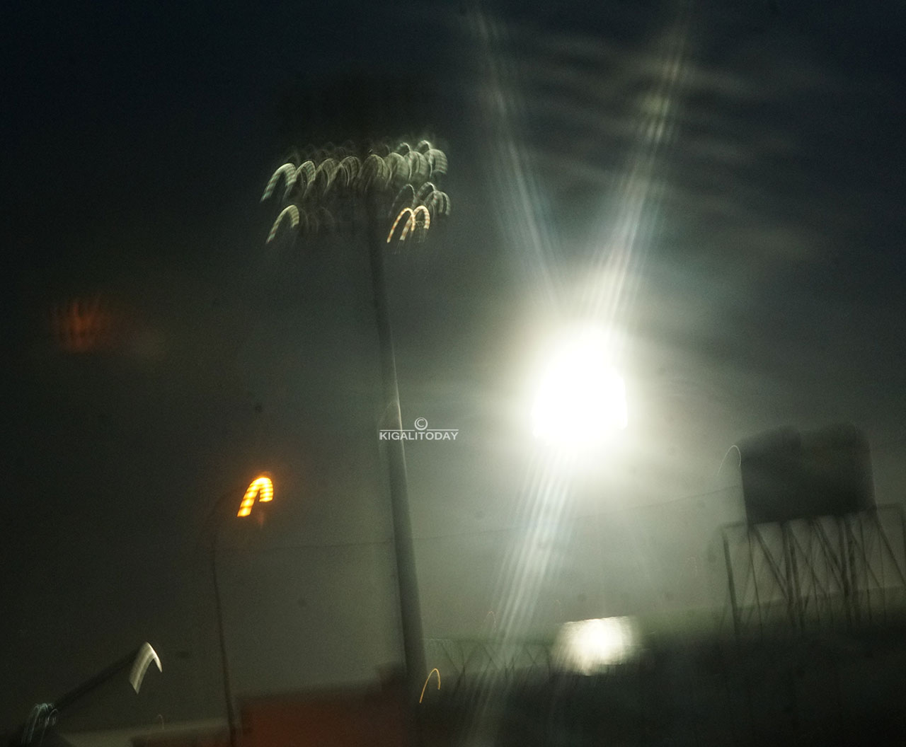 Umukino wakiniwe ku matara, gusa ntiyazimye noneho