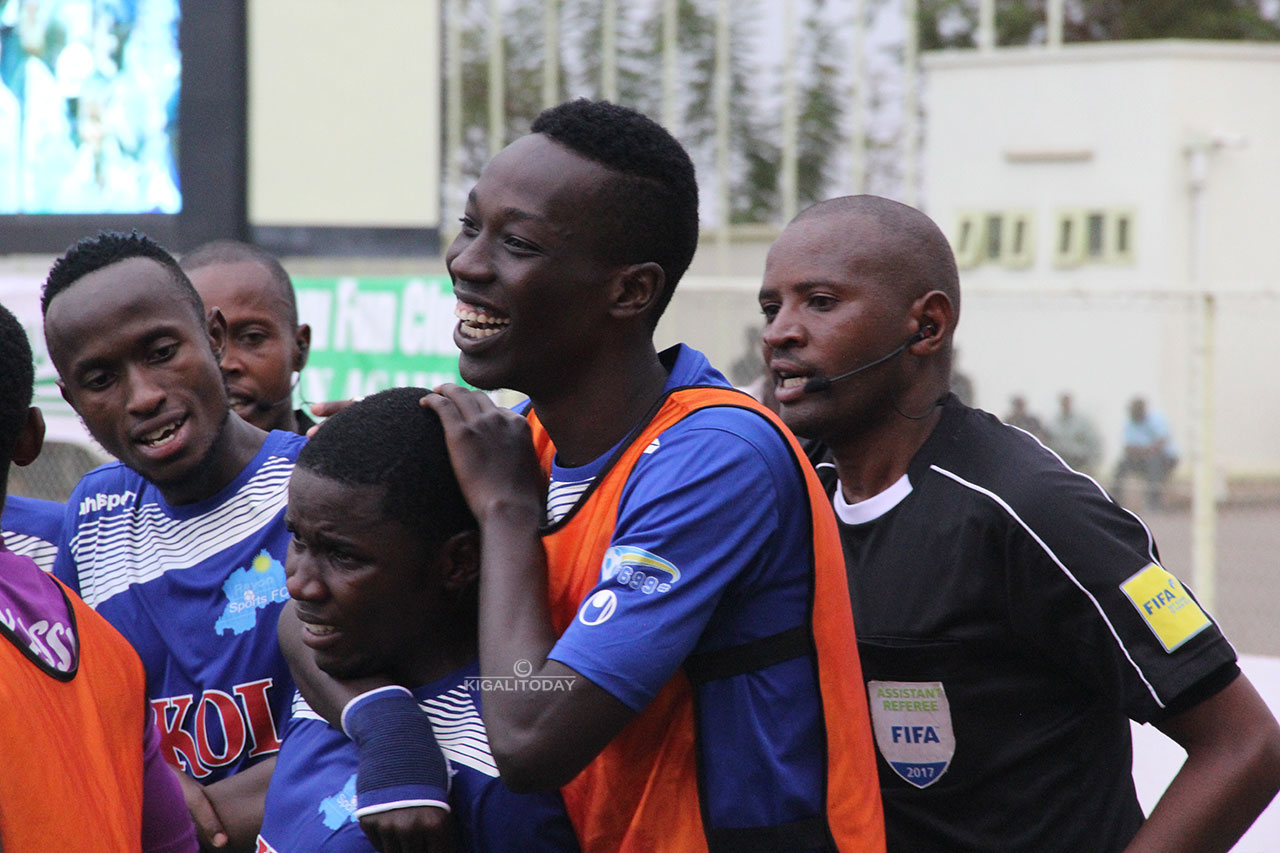 Nahimana Shassir afatanya na bagenzi be kwishimira igitego cya kabir yari atsindiye Rayon Sports