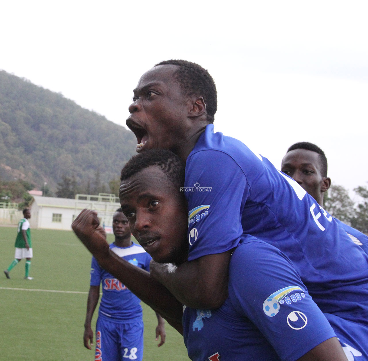 Kwizera Pierrot na Faustin Usengimana bishimira igitego