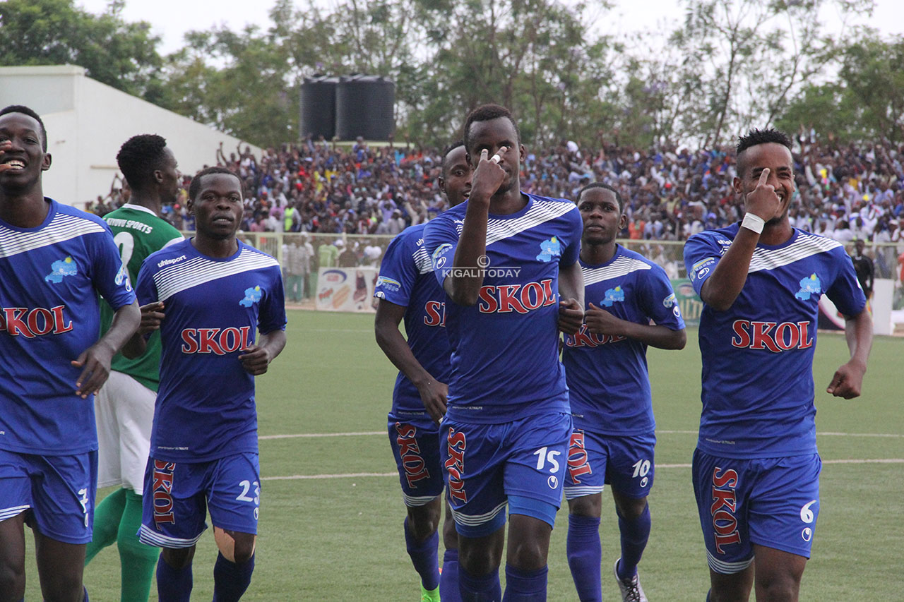 Uhereye ibumoso: Caleb, Pierrot, Faustin, Yannick, inyuma yabo Shassir na Manzi bishimira igitego