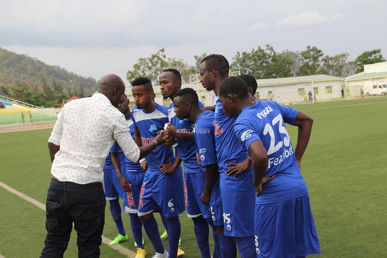 Mbere y'umukino, abakinnyi bahabwa amabwiriza n'umutoza Karekezi Olivier