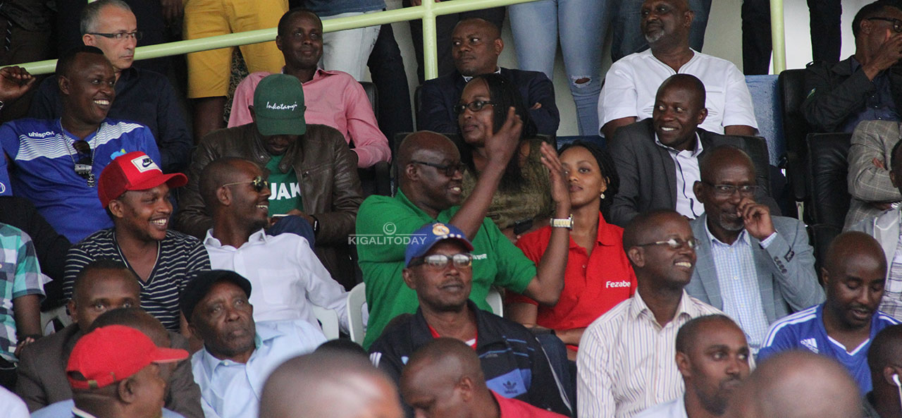 Ntarindwa Theodore (wambaye umupira w'icyatsi kibisi n'amadarubindi), ubwo abafana ba Rayon Sports bamuririmbiraga, ni nyuma y'amagambo yari amaze kuvuga kuri iyi kipe