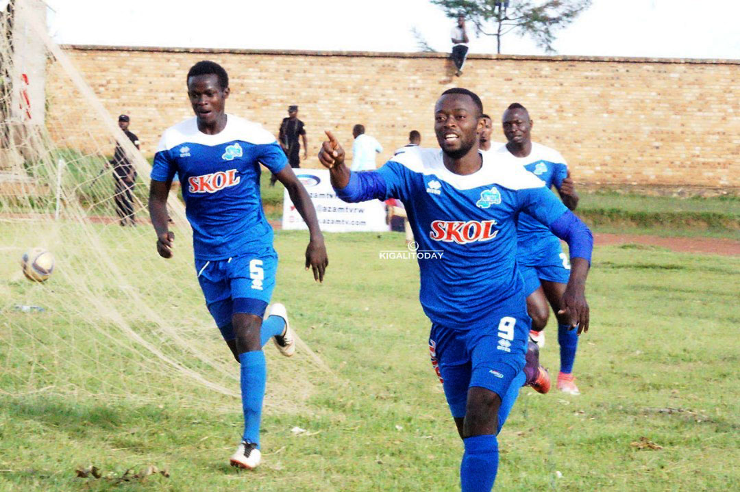 Christ Mbondi yishimira igitego cya mbere atsindiye Rayons Sport