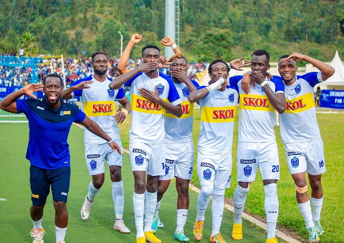 Abakinnyi ba Rayon Sports bishimira igitego 