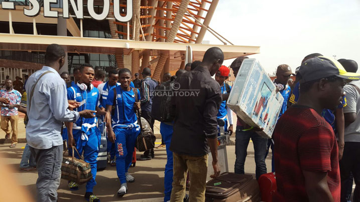 Abakinnyi bari bashagawe n'Abanyarwanda babakira banabatwaza ibikapu