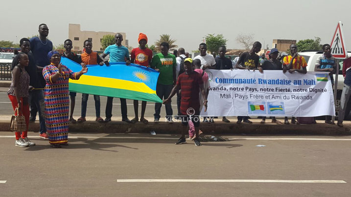 Umuryango w'Abanyarwanda baba muri Mali wari witwaje Ibyapa bigaragaza abo bari bo