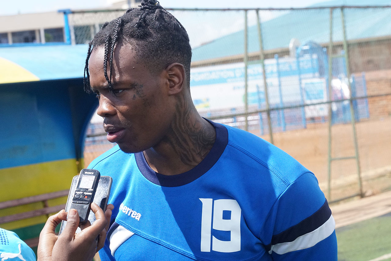 Rwatubyaye Abdul aganira n'itangazamakuru