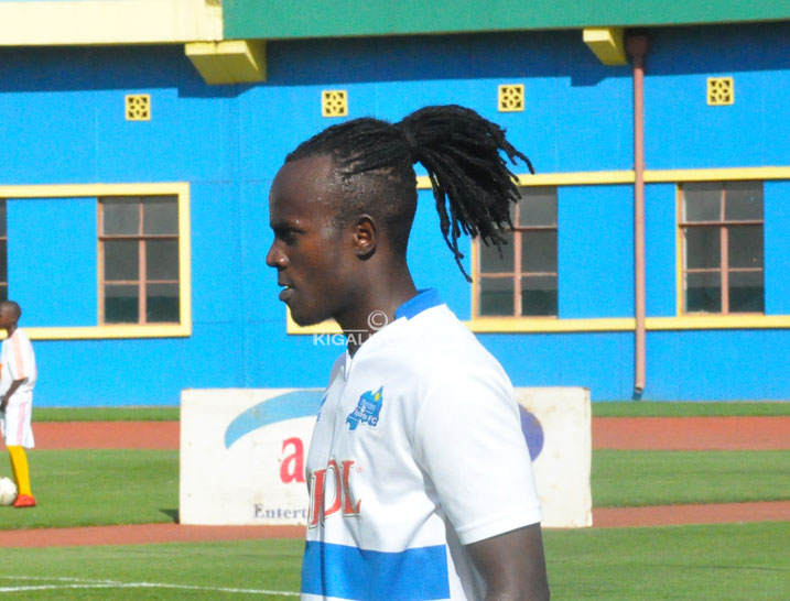 Niyonzima Oliver Sefu wa Rayon Sports yari yahinduye inyogosho