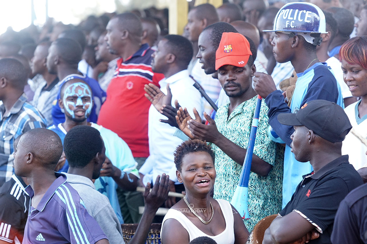 Nyiragasazi (wambaye isengeri y'umweru) umwe mu bafana ba APR bazwi yari yaje gushyigikira Police Fc