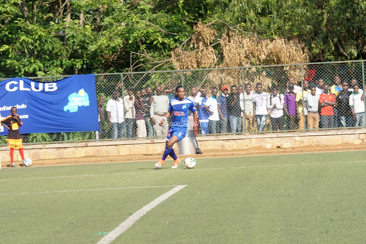 Yannick Mukunzi wakinnye neza, yanayuraga ku ruhande agahindura imipira