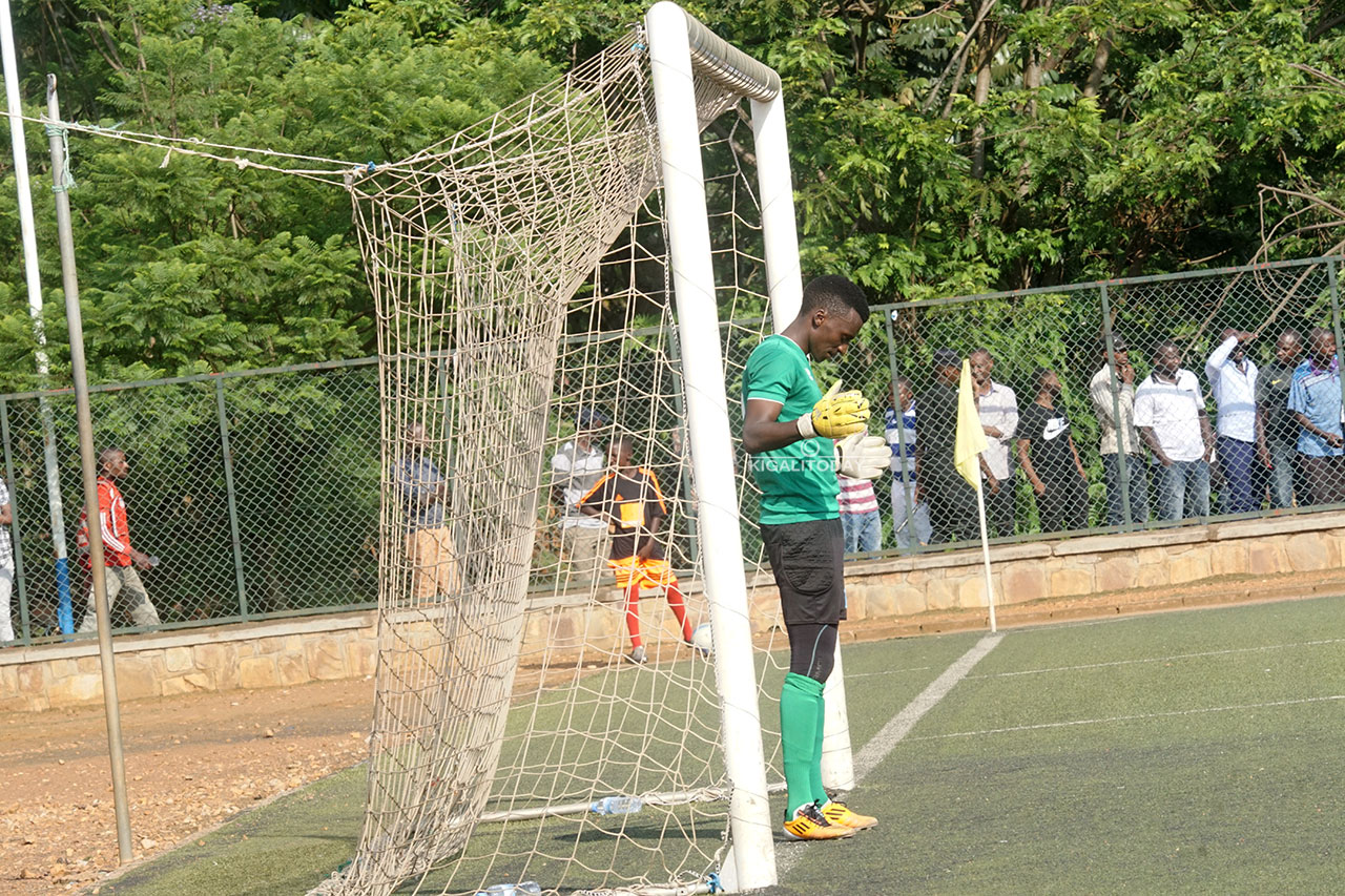 Nzarora Marcel yaabanje gusenga mbere yo gutangira umukino