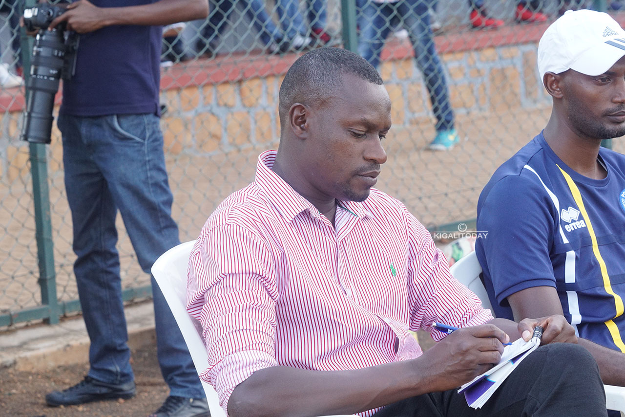 Seninga Innocent utoza Police Fc ntiyahiriwe n'uyu mukino, aha yandikaga udukosa tumwe na tumwe yabonye ku bakinnyi be