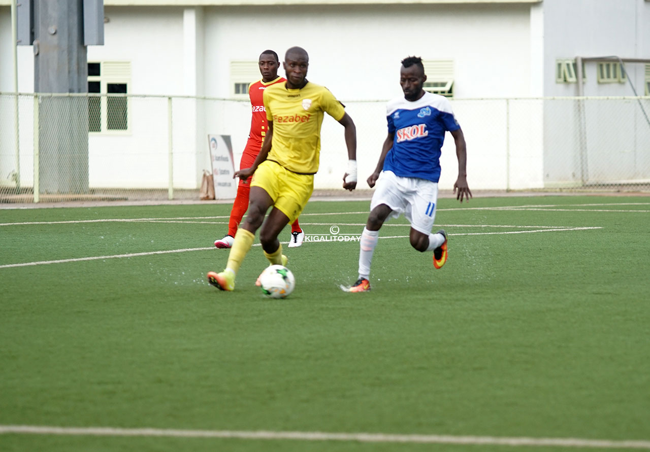 Tchabalala ahanganye na myugariro wa Etincelles