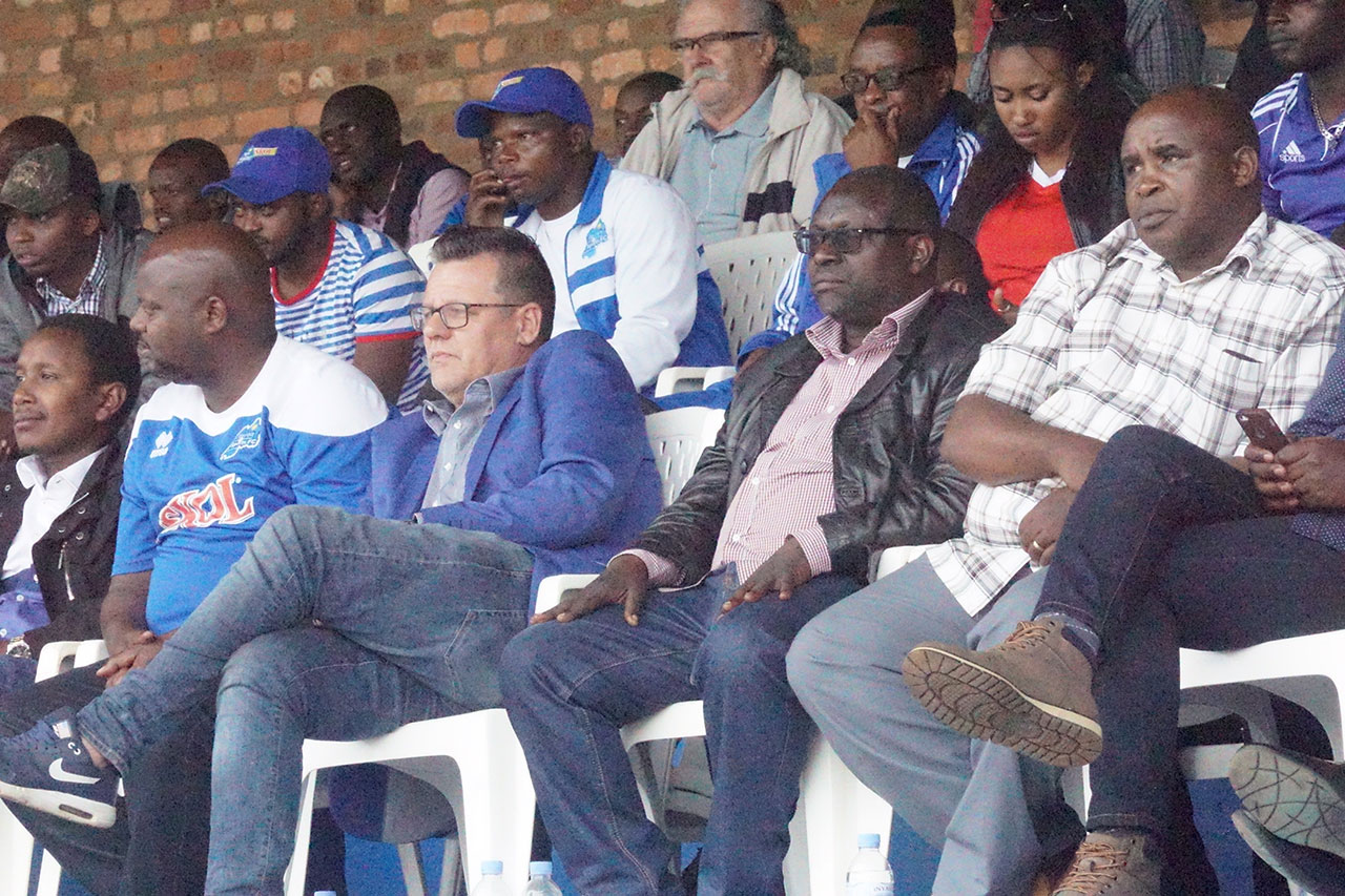 Ivan Minnaert yarebye umupira yicaye mu bafana