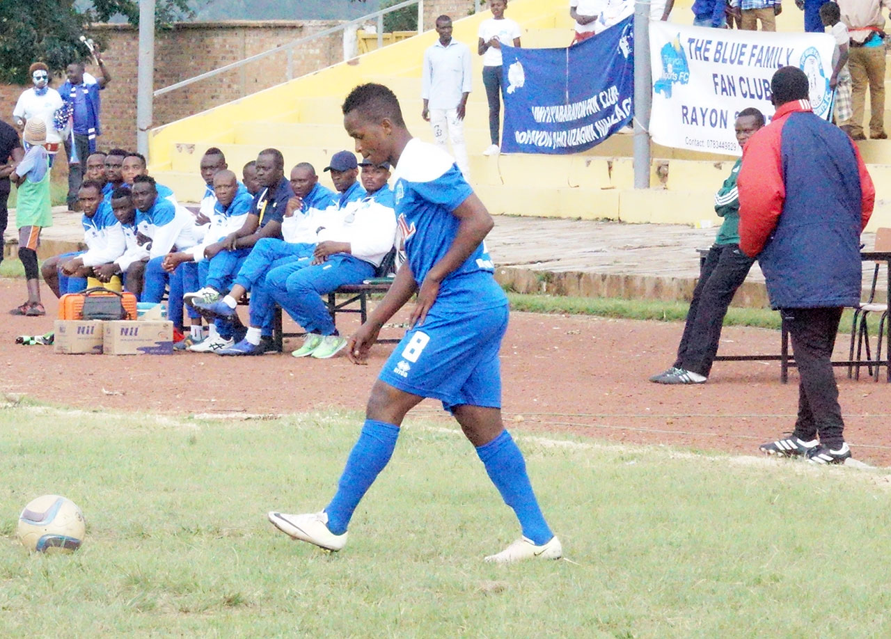 Muhire Kevin niwe wateraga imipira y'imiterekano myinshi