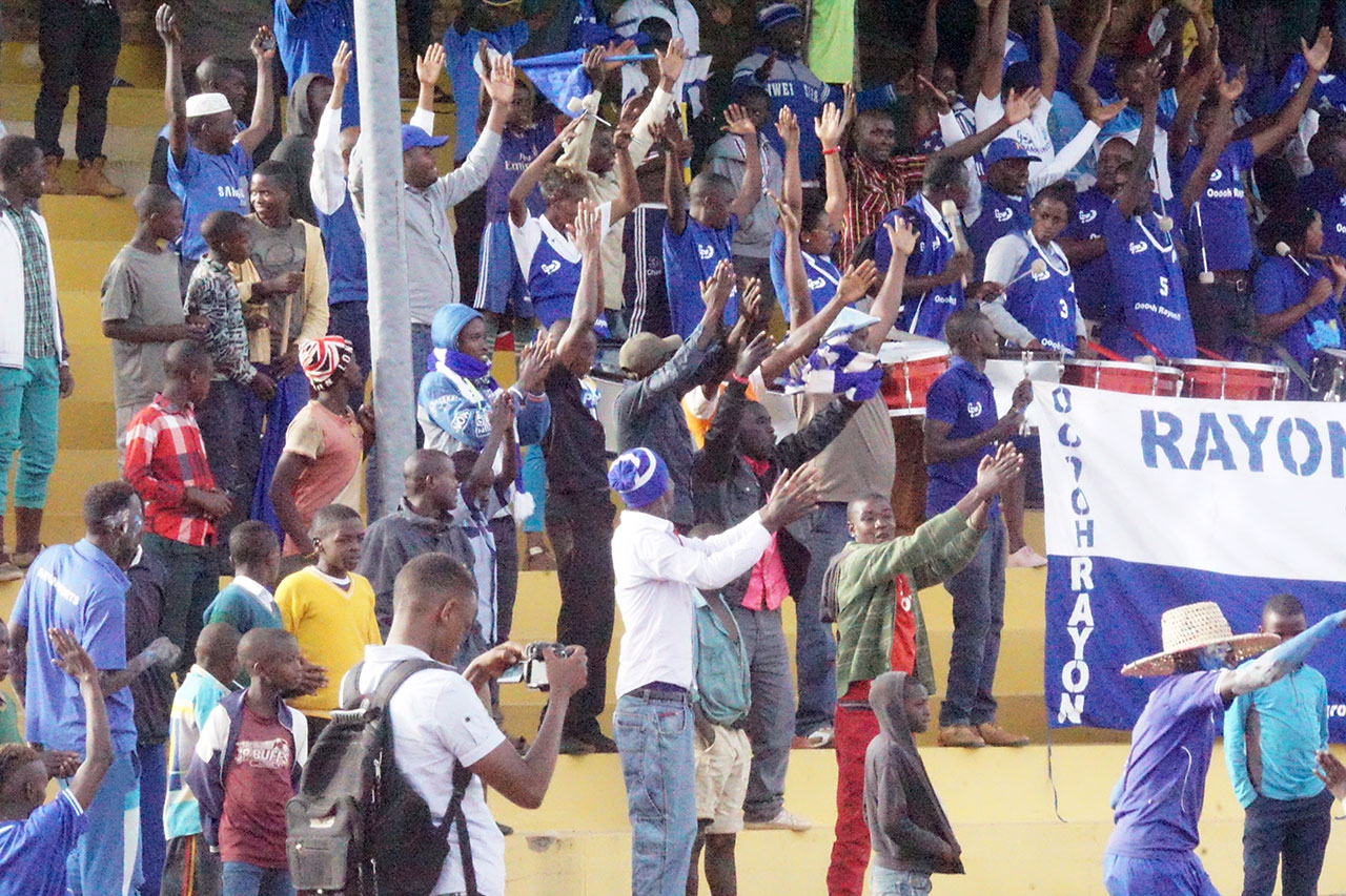 Abafana bishimira igitego